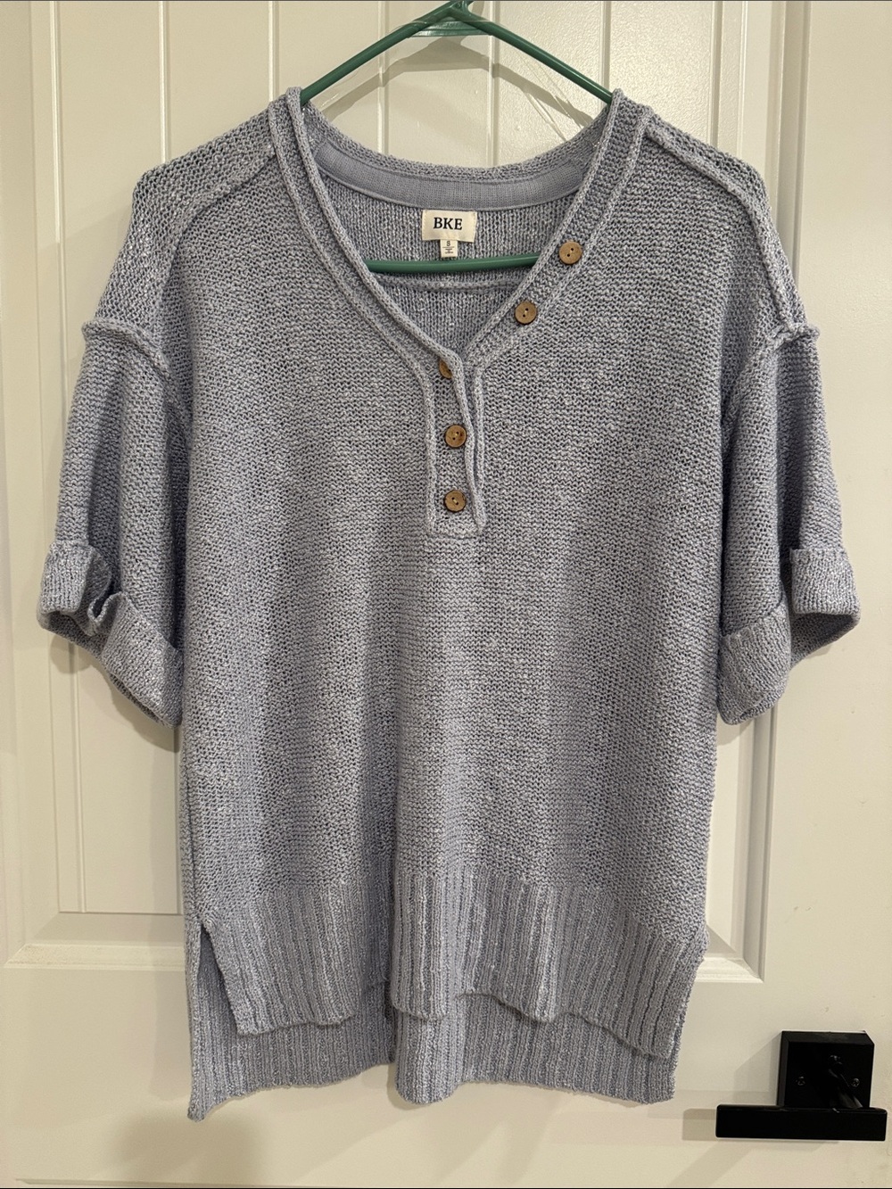 BKE Light Gray V-Neck Short-Sleeve Knit Sweater with Wooden Buttons
